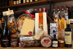 cesto in vimini con prodotti tipici dell'enogastronomia mantovana