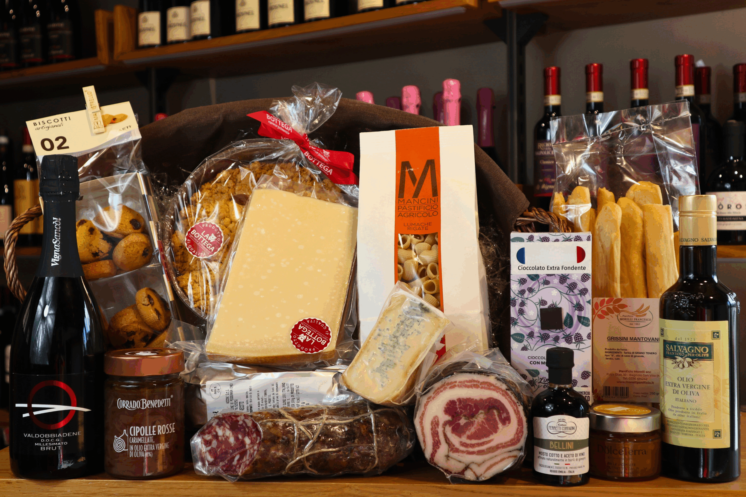 cesto in vimini con prodotti tipici dell'enogastronomia mantovana