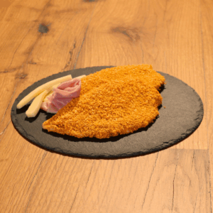 fettina di lonza ripiena con formaggio e prosciutto, impanata e pronta da cuocere